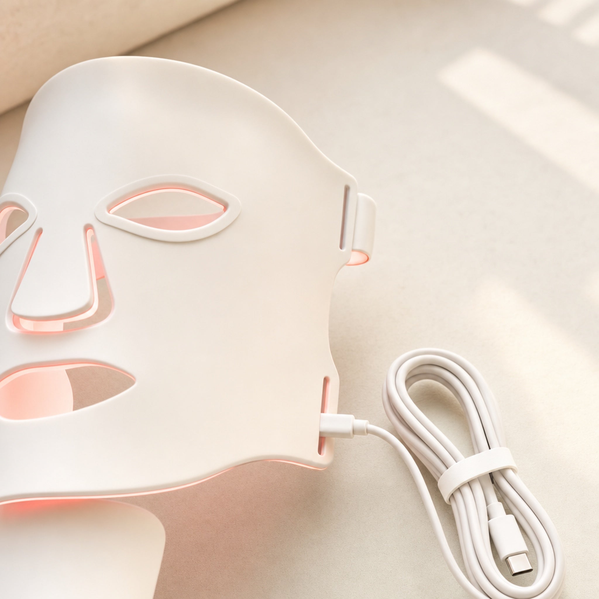 Redermis LED mask charging via USB-C cable [white]